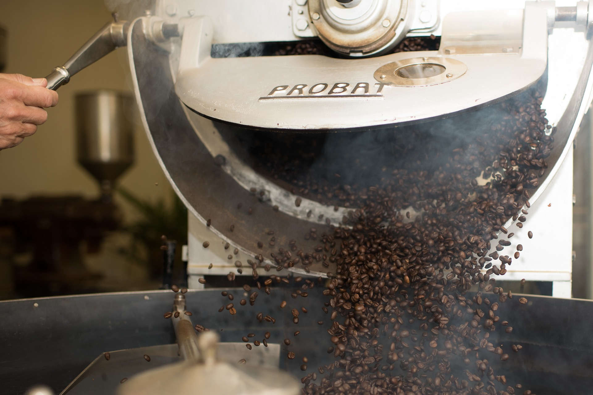 Distribuiamo direttamente i nostri caffè a bar, privati ed aziende con macchine professionali in comodato d'uso